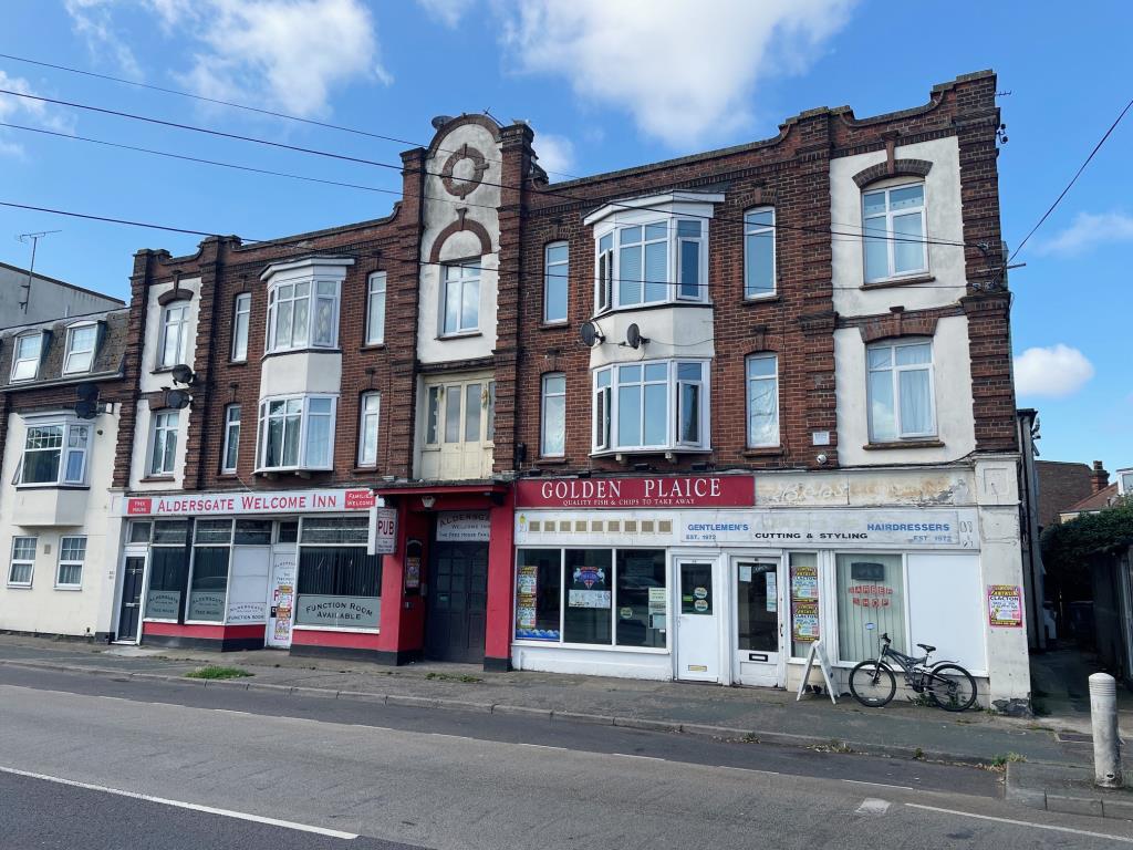 Lot: 119 - MIXED COMMERCIAL AND RESIDENTIAL INVESTMENT PROPERTY - Front elevation of the unbroken freehold building 6 flats and 3 commercial